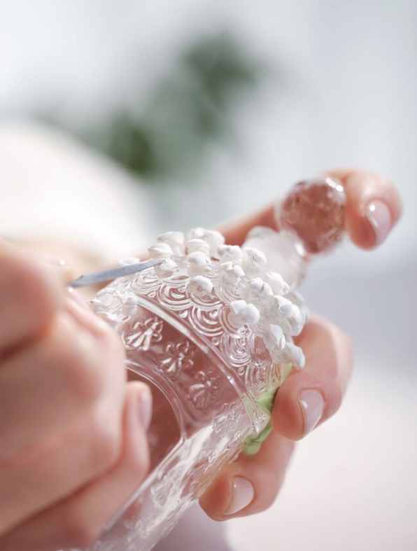 嬌蘭推出蜂瓶限量版包裝設計，誰是嬌蘭的Muguet五一香水的幕后推手？