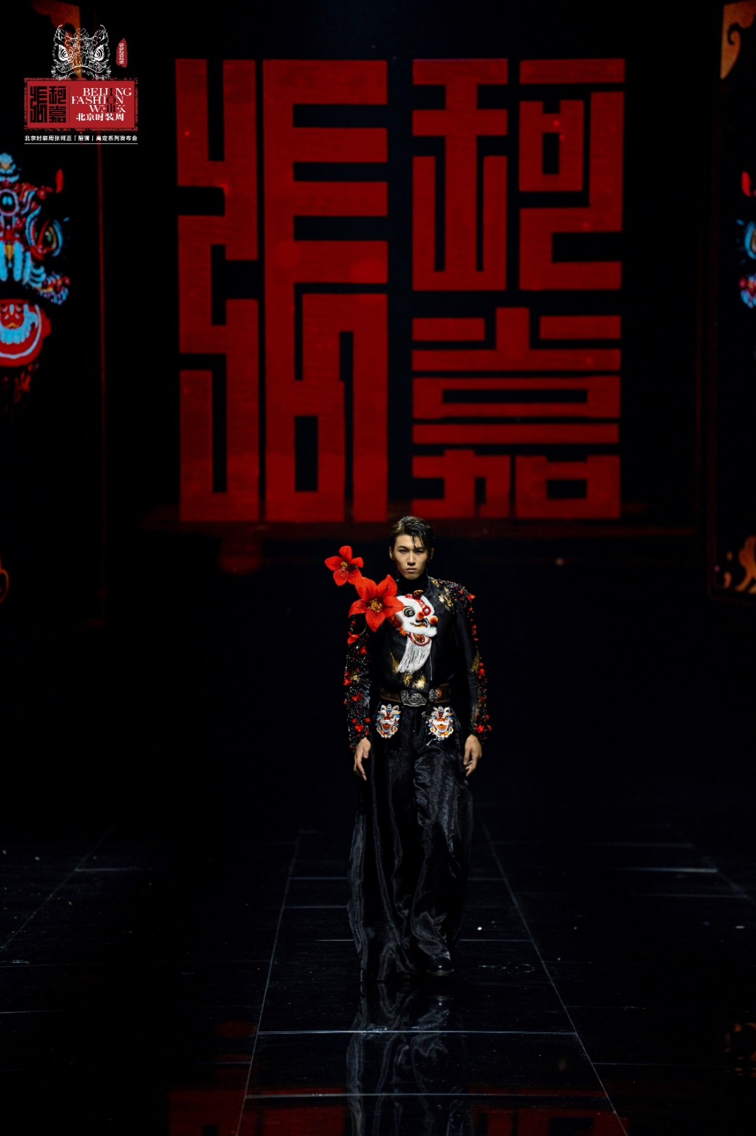 張珂嘉“醒獅”大秀亮相北京時(shí)裝周