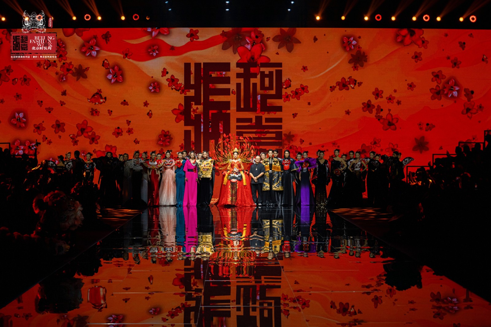 張珂嘉“醒獅”大秀亮相北京時(shí)裝周