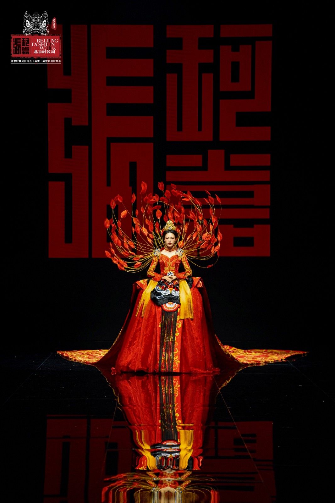 張珂嘉“醒獅”大秀亮相北京時(shí)裝周